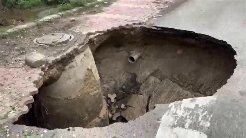 Noida Road: যোগী রাজ্যের নয়ডার রাস্তায় ধস নেমে বড় গর্ত, দেখুন ভিডিও