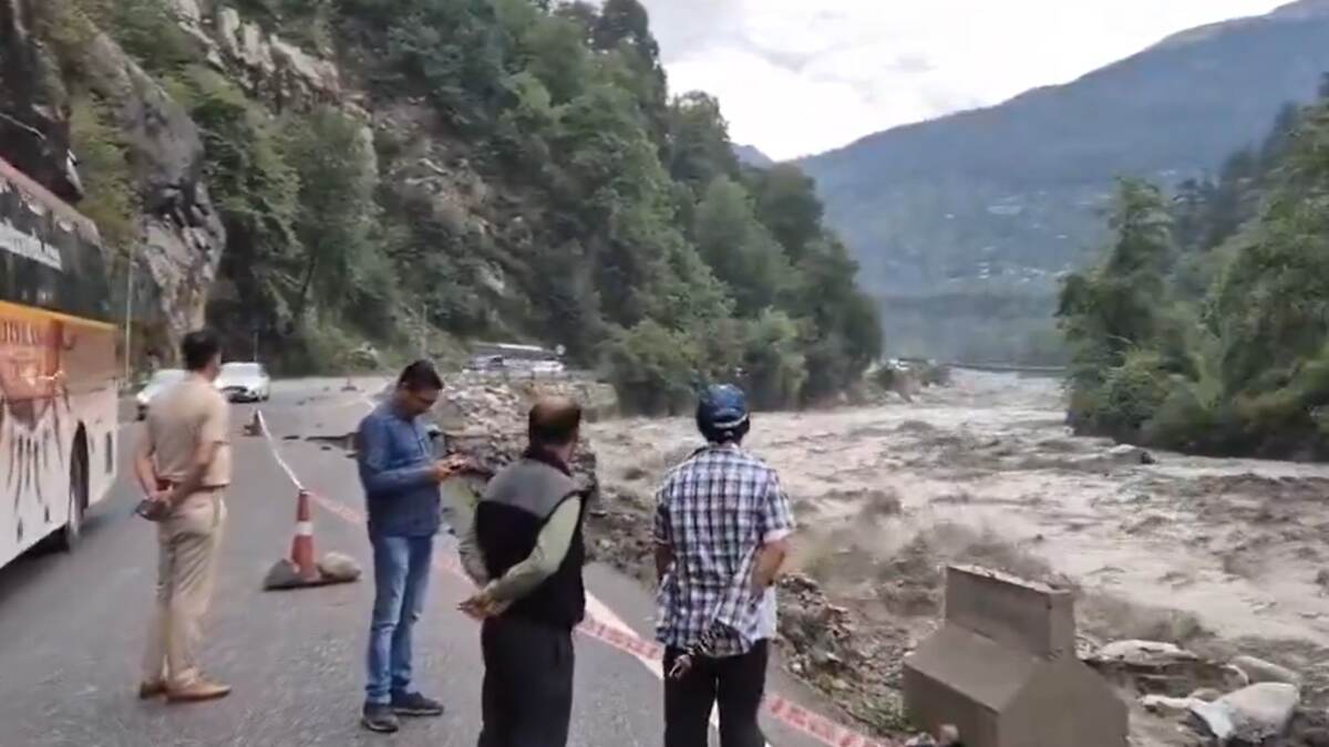 Himachal Pradesh Weather Alert: ২০০-র বেশি সড়ক বন্ধ, হিমাচলে ভারী বৃষ্টি হলুদ সতর্কতা জারি করল মৌসম ভবন