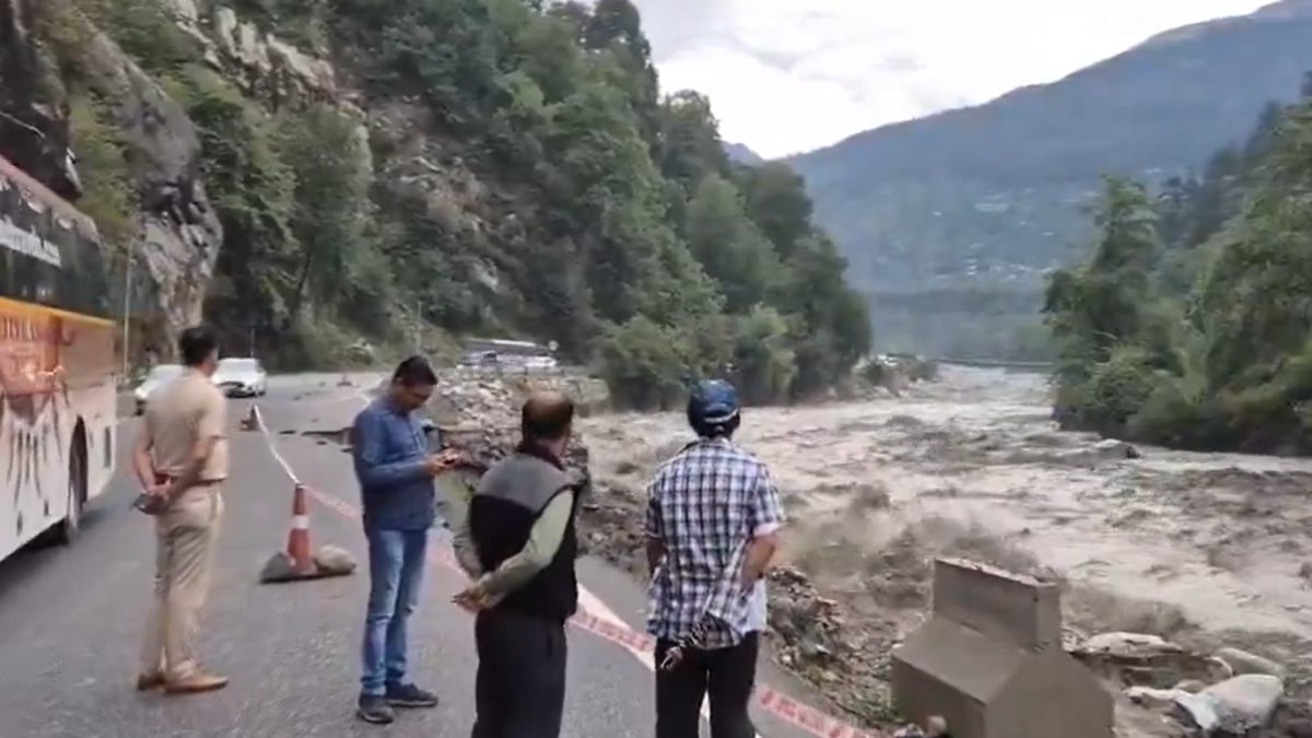 Himachal Pradesh Weather Alert: ২০০-র বেশি সড়ক বন্ধ, হিমাচলে ভারী বৃষ্টি হলুদ সতর্কতা জারি করল মৌসম ভবন