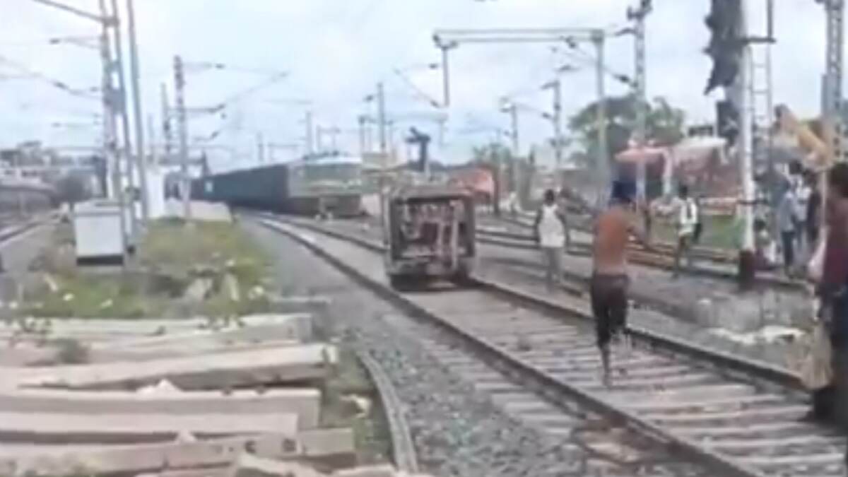 Drunk Man Drives Auto On Railway Tracks: অটো নিয়ে রেললাইনের উপর উঠে পড়লেন চালক, মদ্যপ ব্যক্তির কাণ্ডে শোরগোল, কী হল তারপর?