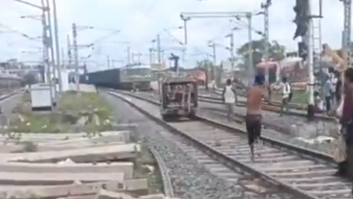 Drunk Man Drives Auto On Railway Tracks: অটো নিয়ে রেললাইনের উপর উঠে পড়লেন চালক, মদ্যপ ব্যক্তির কাণ্ডে শোরগোল, কী হল তারপর?