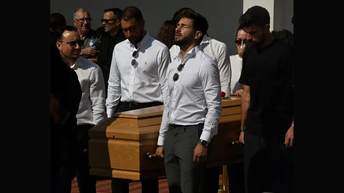 Diogo Jota: চোখের জলে শেষ বিদায় দিয়েগো জটা ও তার ভাই আন্দ্রেকে, কফিন জড়িয়ে কান্নায় ভেঙে পড়লেন স্ত্রী