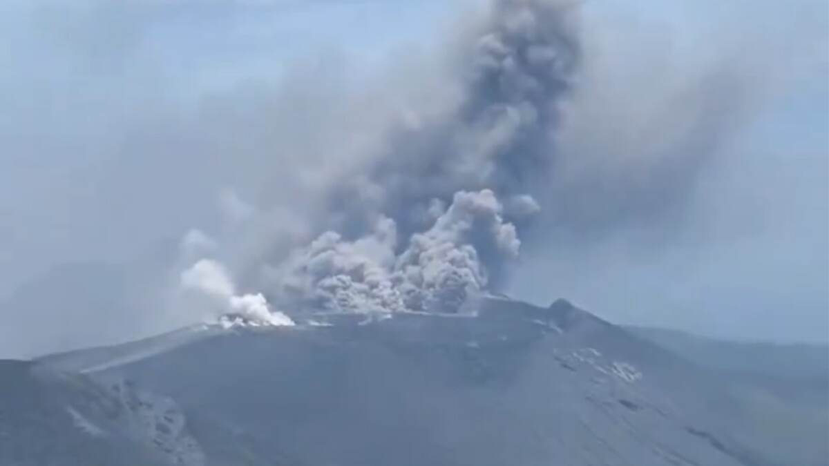 Shinmoedake Volcano: জাপানে জেগে উঠল ভয়ঙ্কর আগ্নেয়গিরি, ২২ হাজার ফুট উঁচুতে ছাইয়ের মেঘ