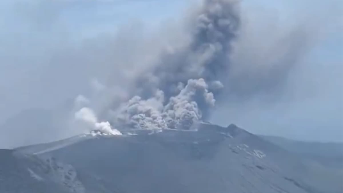 Shinmoedake Volcano: জাপানে জেগে উঠল ভয়ঙ্কর আগ্নেয়গিরি, ২২ হাজার ফুট উঁচুতে ছাইয়ের মেঘ