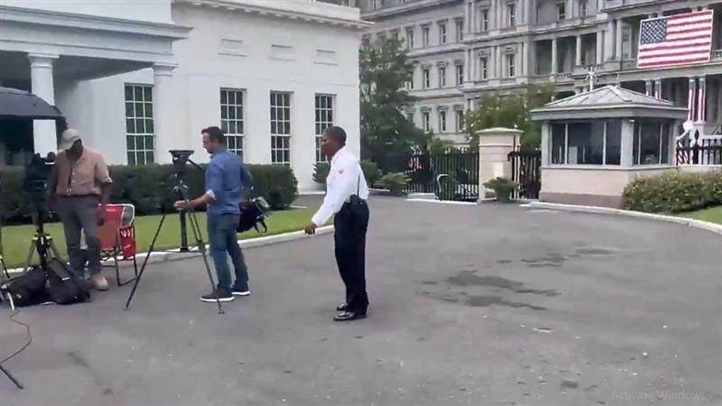White House Brief Lockdown: হোয়াইট হাউসের ফেন্সিংয়ে ছোড়া হল মোবাইল, বন্ধ করে দেওয়া হল হোয়াইট হাউস (দেখুন ভিডিও)