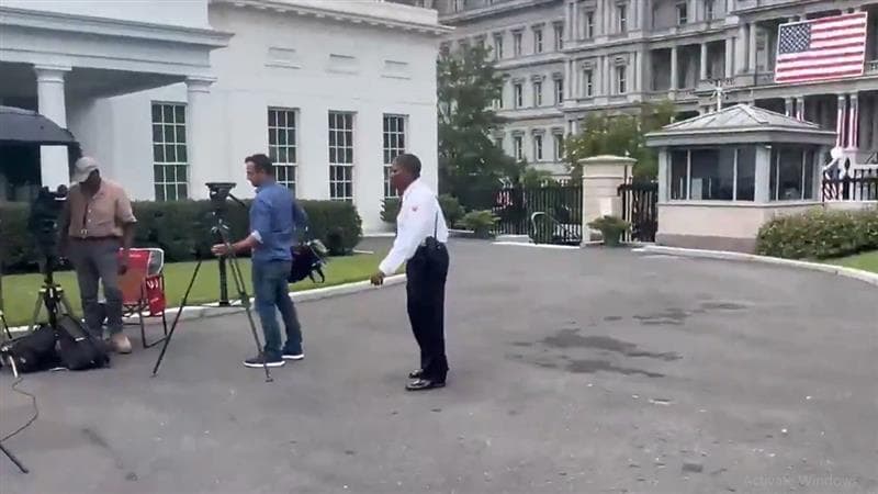 White House Brief Lockdown: হোয়াইট হাউসের ফেন্সিংয়ে ছোড়া হল মোবাইল, বন্ধ করে দেওয়া হল হোয়াইট হাউস (দেখুন ভিডিও)