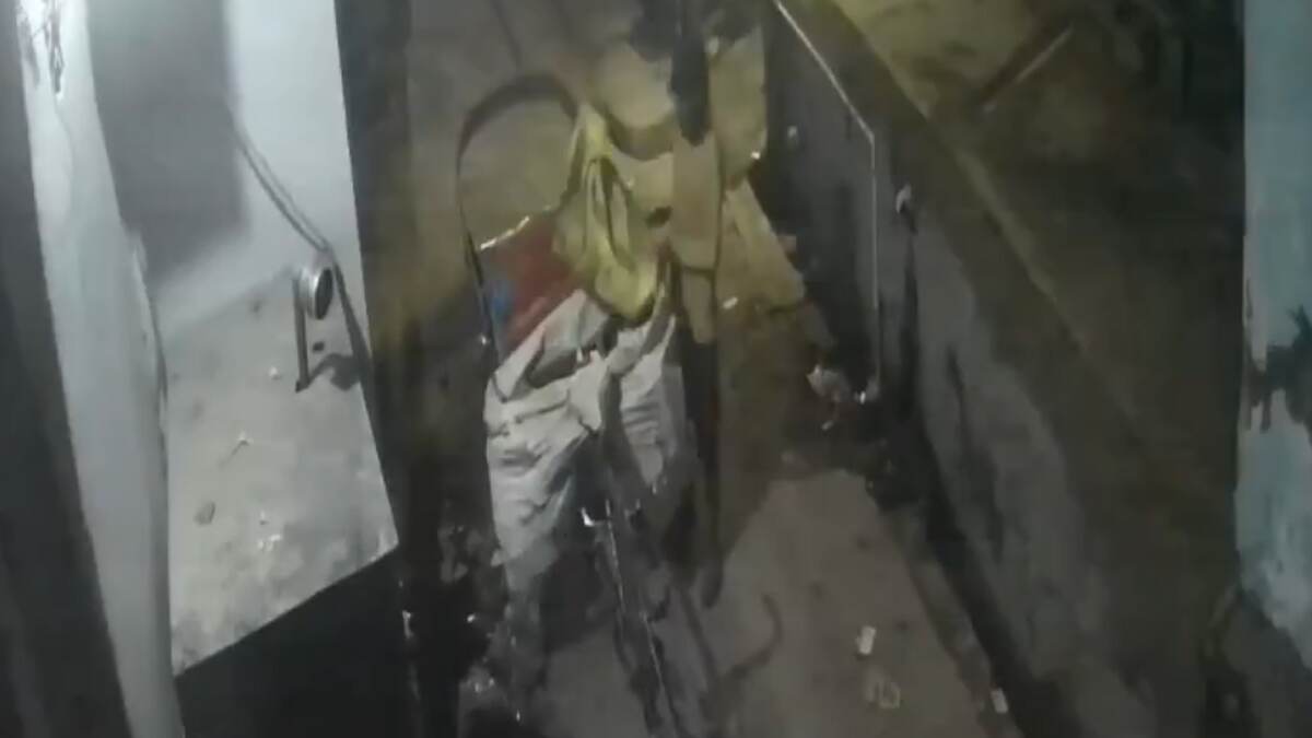 Theft Caught on Camera: নেই পাপের ভয়! মন্দির থেকে অষ্টধাতুর রাধা-কৃষ্ণের মূর্তি চুরি, সিসিটিভি ক্যামেরায় ধরা পড়ল চোর, দেখুন