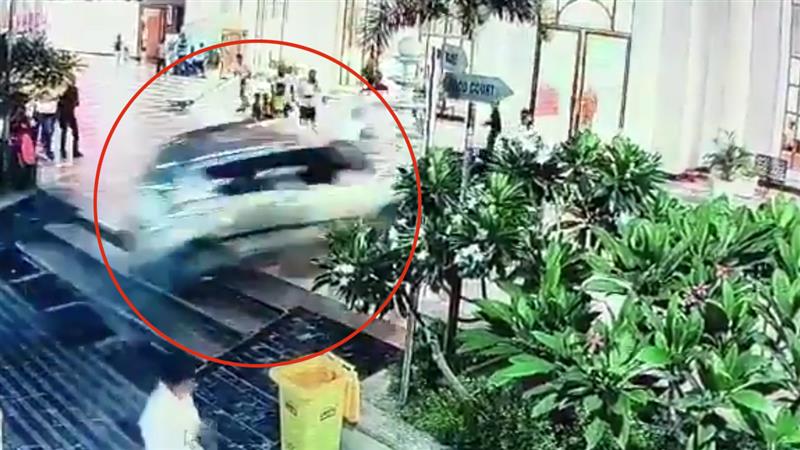 Hapur Accident: প্রেমিকার জন্মদিনের পার্টিতে মৃত্যু যুবকের, নিয়ন্ত্রণ হারিয়ে বেপরোয়া গাড়ি ঢুকে পড়ল হোটেলে, পিষে গেল অনেকে