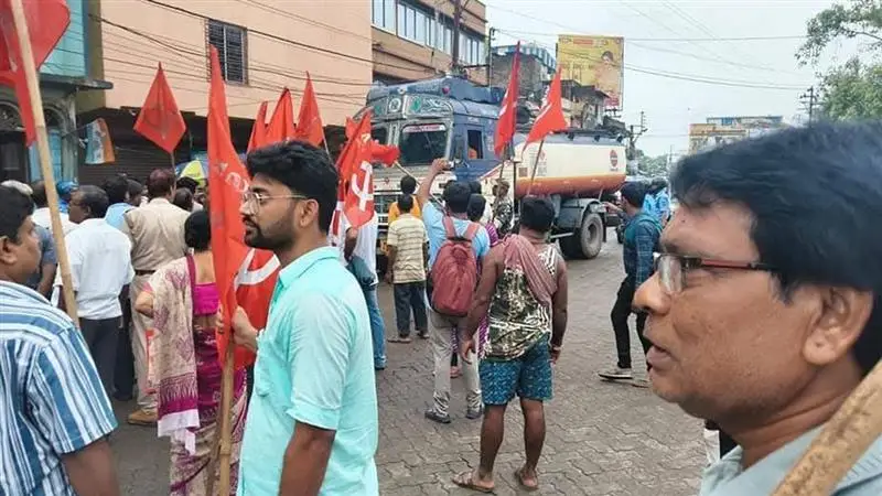 Bharat Bandh: উত্তর থেকে দক্ষিণ পর্যন্ত বাংলা জুড়ে ভারত বন্ধের মিশ্র প্রভাব, প্রতিটি জেলায় বাম কর্মী ও সমর্থকদের মিছিল চলছে (দেখুন ছবি)