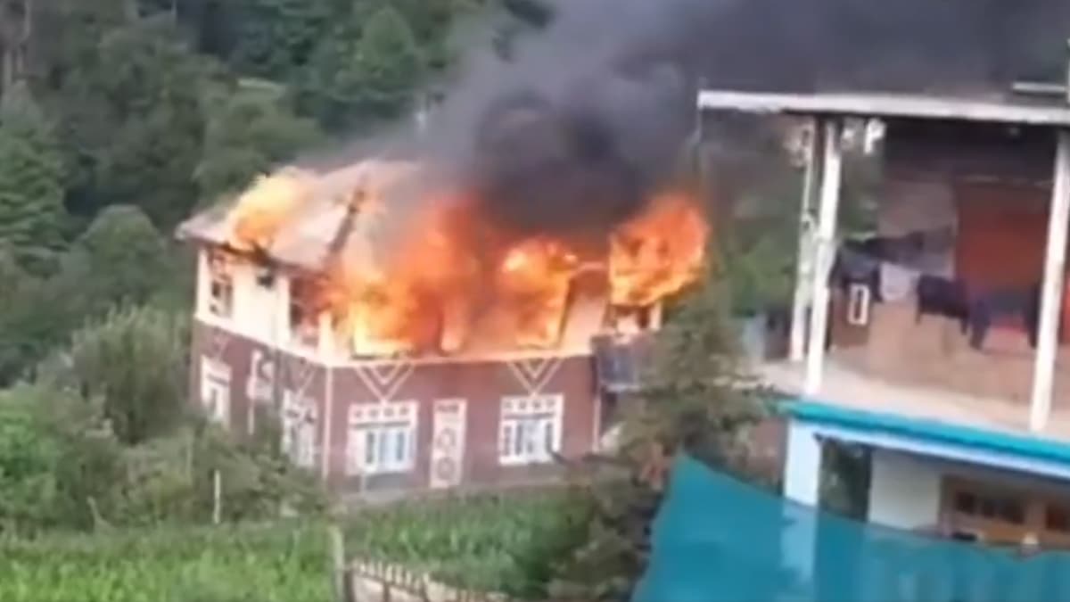 Doda Fire: ডোডাতে দোতলা বাড়িতে অগ্নিকাণ্ড, পুড়ে ছাঁই বাড়ির একাংশ, ঘটনাস্থলে দমকল বাহিনী