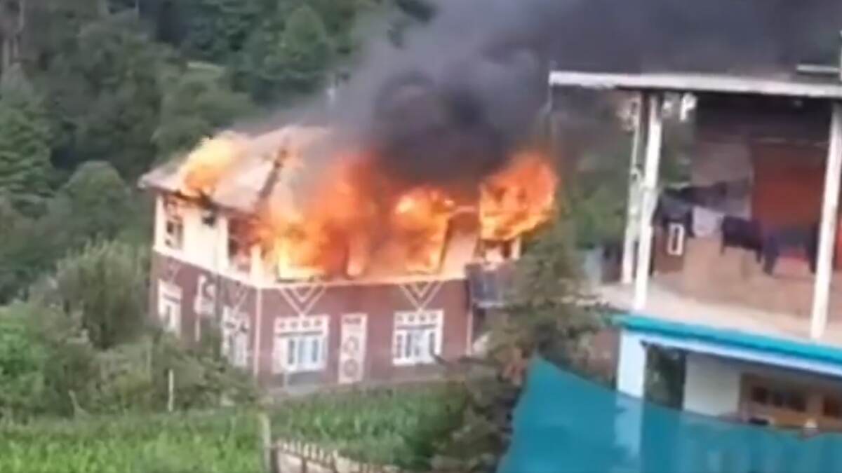 Doda Fire: ডোডাতে দোতলা বাড়িতে অগ্নিকাণ্ড, পুড়ে ছাঁই বাড়ির একাংশ, ঘটনাস্থলে দমকল বাহিনী