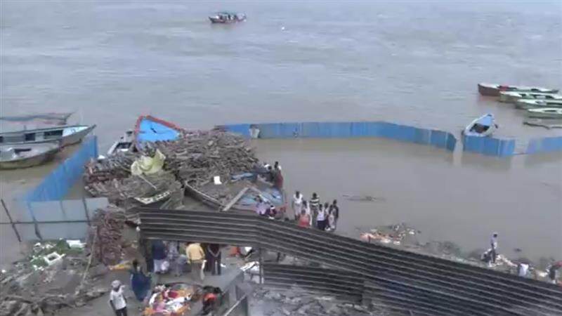 Varanasi: বারাণসীতে বাড়ছে গঙ্গা নদীর জলস্তর! ডুবে গেছে অধিকাংশ ঘাট, জলের তলায় মন্দির (দেখুন ভিডিও)
