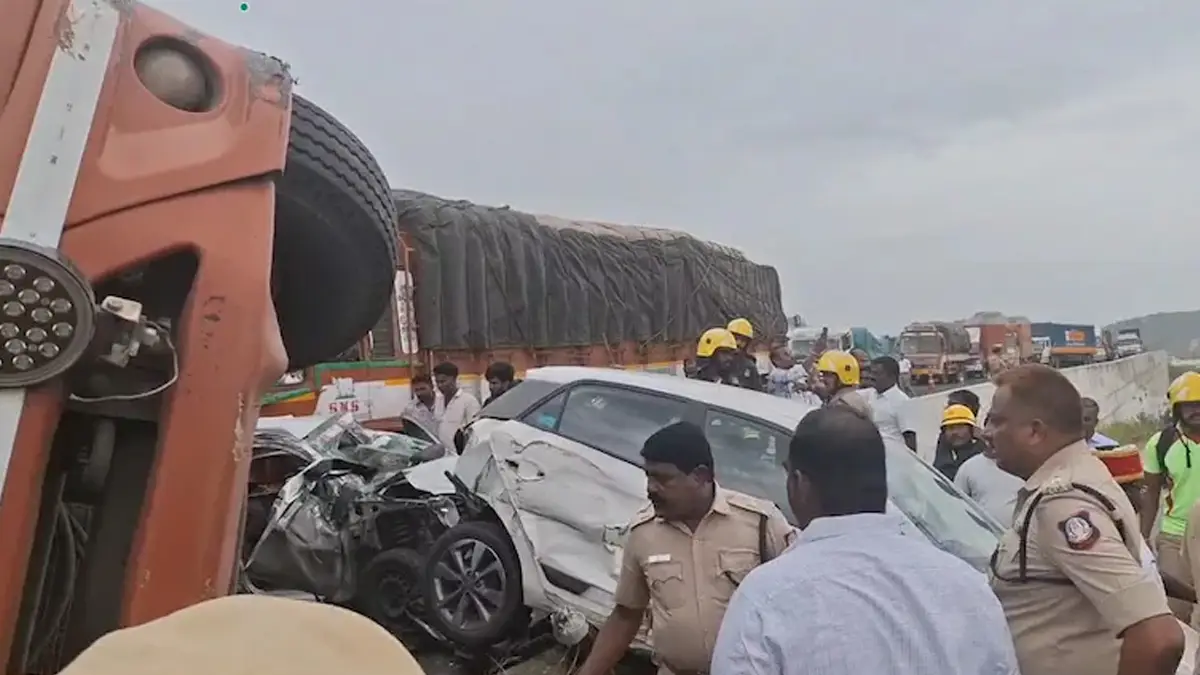 Tamil Nadu Road Accident: দুটি ট্রাকের মাঝে তিনটি গাড়ি, তামিলনাড়ুর জাতীয় সড়কে ভয়াবহ দুর্ঘটনায় মৃত এক শিশু সহ তিন