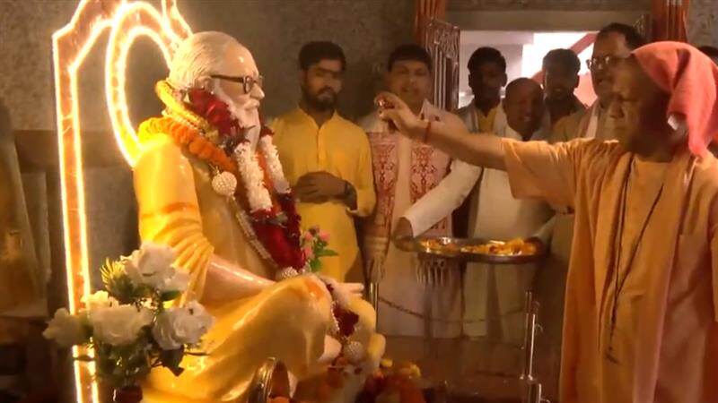 Guru Purnima 2025: গুরু পূর্ণিমার সকালে গুরু পূজায় রত যোগী আদিত্যনাথ, এক্স হ্যান্ডেলে গুরুকে জানালেন প্রণাম (দেখুন ভিডিও)