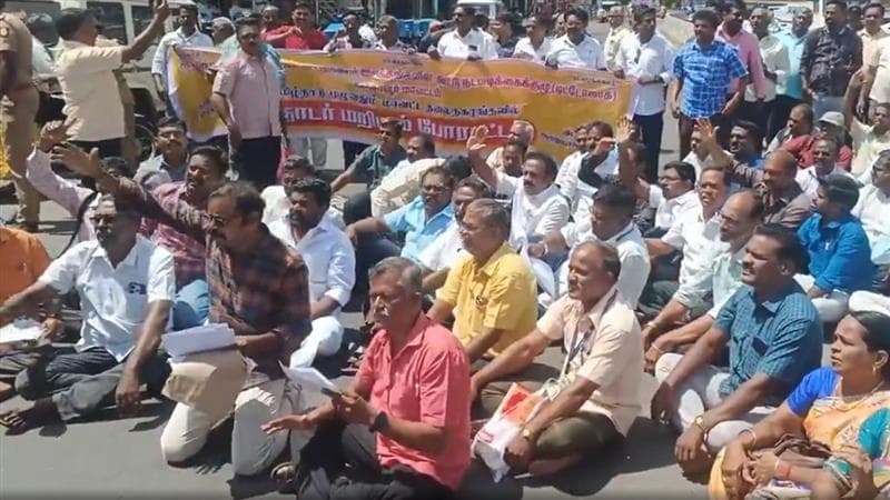 Teachers Arrested: তামিলনাড়ুতে ৫০০ জন শিক্ষকে গ্রেপ্তার, দেখুন ভিডিও