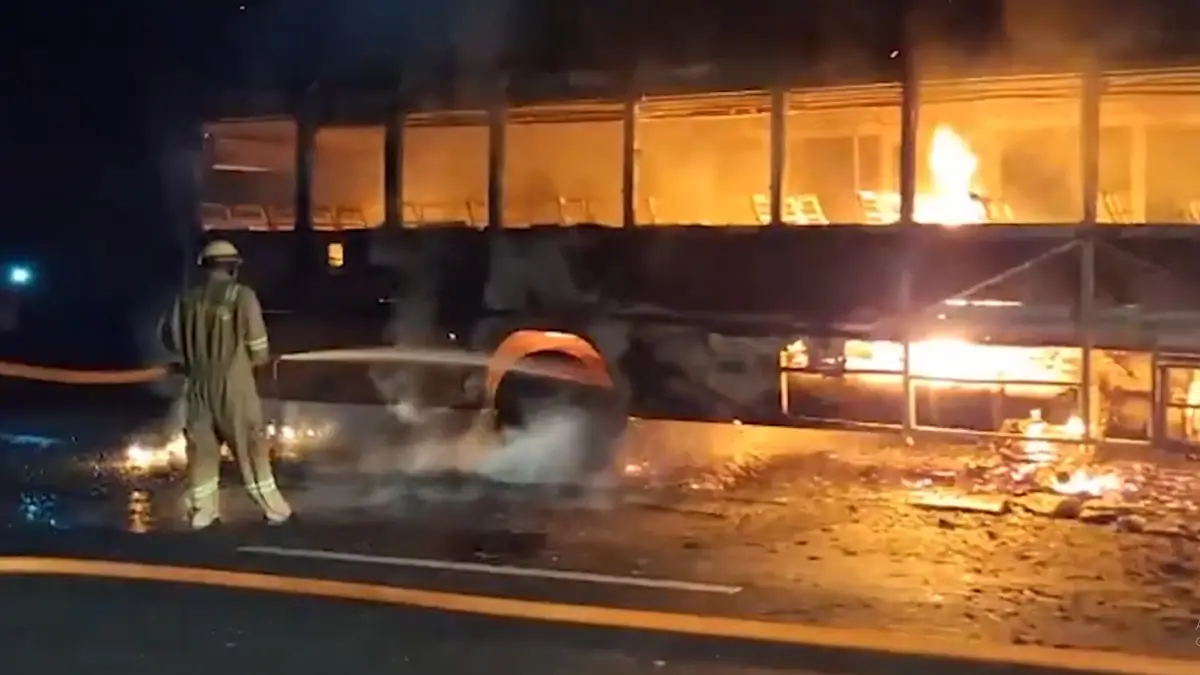 Hathras Road Accident: চলন্ত বাইকের সঙ্গে বাসের মুখোমুখি সংঘর্ষে জ্বলল আগুন, অল্পের জন্য রক্ষা পেলেন বাসযাত্রীরা, মৃত্যু বাইক চালকের