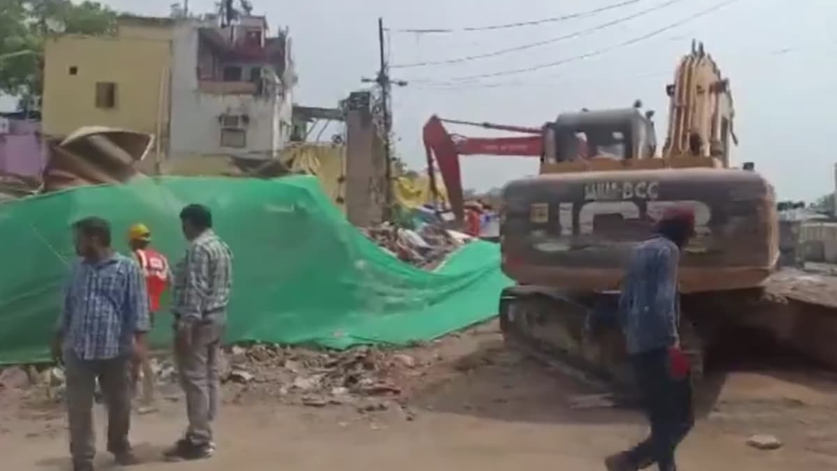 Building Collapsed In North Delhi: উত্তর দিল্লির আজাদ মার্কেটের কাছে ধসে পড়ল একটি তিনতলা বাড়ি, মনোজ শর্মা নামে এক ব্যক্তির মৃত্যু