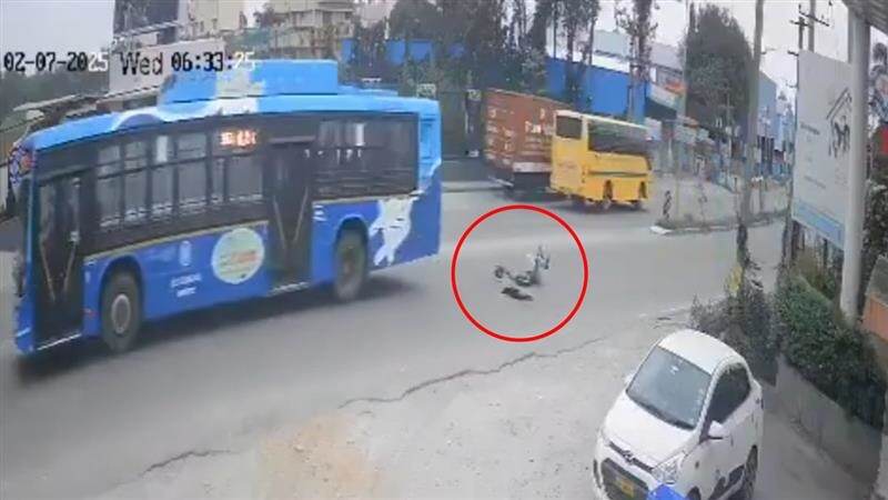 Accident Video: কাধে ব্যাগ নিয়ে ছুটতে থাকা পড়ুয়াকে ধাক্কা দিয়ে উলটে ফেলে দিল বাস, ভয়াভহ ভিডিয়ো