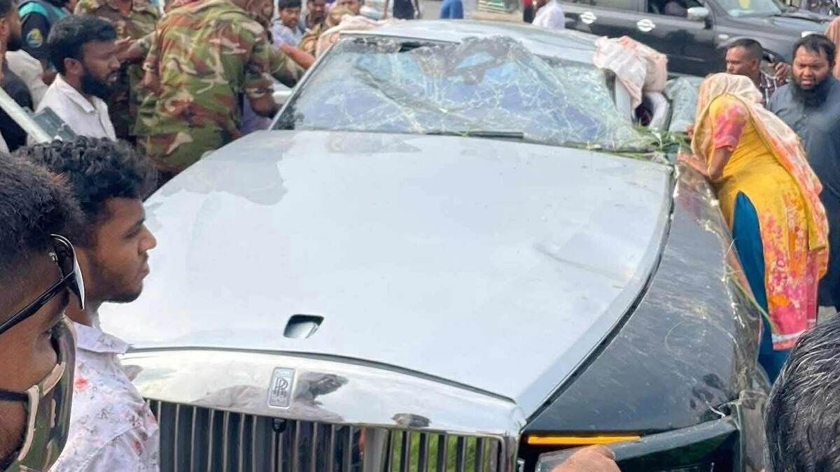Bangladesh Expensive Car Rolls Royce Crash: ডিভাইডারে ধাক্কা দিয়ে চুরমুর হয়ে গেল রোলস রয়েস, বাংলাদেশের সবচেয়ে দামি গাড়ি দুর্ঘটনার মুখে, ছবি দেখে 'মুড়ির টিন' বলে কটাক্ষ