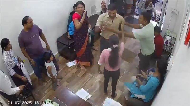 Receptionist Punched by Drunk Man: হাসপাতালে ঢুকে রিসেপশনিস্টকে পেটাল মদ্যপ, তরুণীকে লাথি মেরে মাটিতে ফেলে চুলের মুঠি ধরে মারধর, ভাইরাল ভিডিয়ো