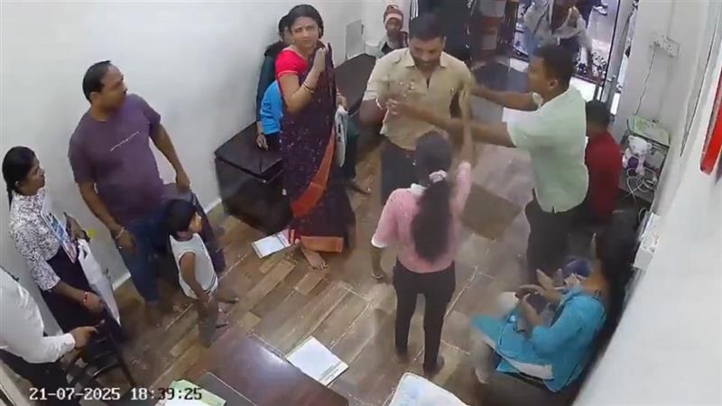Receptionist Punched by Drunk Man: হাসপাতালে ঢুকে রিসেপশনিস্টকে পেটাল মদ্যপ, তরুণীকে লাথি মেরে মাটিতে ফেলে চুলের মুঠি ধরে মারধর, ভাইরাল ভিডিয়ো