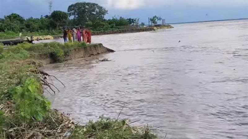 Ganga Bhangon Video: শ্রীকান্ত টোলার পর ভাঙছে মুলীরাম টোলা, গঙ্গার জল হাঁ করে গিলছে মানুষের বাড়ি, ঘর, শেষ স্বপ্ন, দেখুন ভিডিয়ো