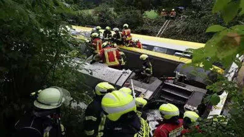 Train Derailed In Germany: ১০০ যাত্রী নিয়ে লাইনচ্যুত ট্রেন, মৃত ৩, আহত কমপক্ষে ৩৪