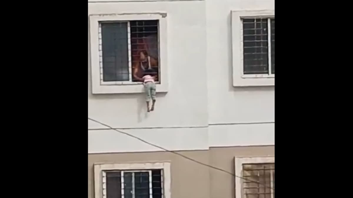 Viral Video: বহুতলের জানলা দিয়ে পড়ে যাচ্ছিল শিশু, জওয়ানদের চিৎকার 'ঘুম ভাঙল' বাড়ির লোকের, ভাইরাল ভিডিয়ো