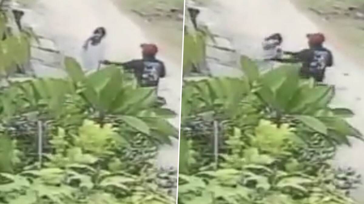 Biker Molests Girl: ছাত্রীকে একা পেয়ে গোপনাঙ্গে হাত, শ্লীলতাহানি, ভিডিয়ো দেখলে মেয়েকে একা ছাড়তে ভয় পাবেন