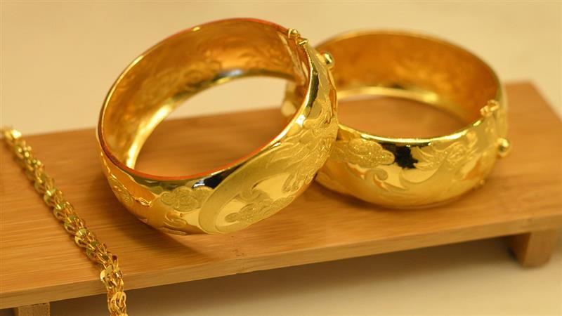 Gold Price Today: সপ্তাহের শুরুতেই সোনার দামে বড় বদল, গয়না কেনার আগে জেনে নিন বাড়ল না কমল দর