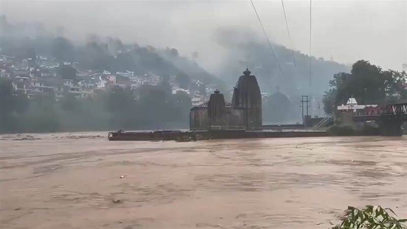 Himachal Pradesh Cloudburst: পরপর মেঘভাঙা বৃষ্টিতে ভাঙছে হিমাচল, পাহাড়ের গা বেয়ে নেমে বন্যার স্রোত ভাসিয়ে নিয়ে যাচ্ছে বহু প্রাণ, ভয়াবহ বিপর্যয় গ্রাস করছে পাহাড়ি রাজ্যকে, দেখুন ভিডিয়ো
