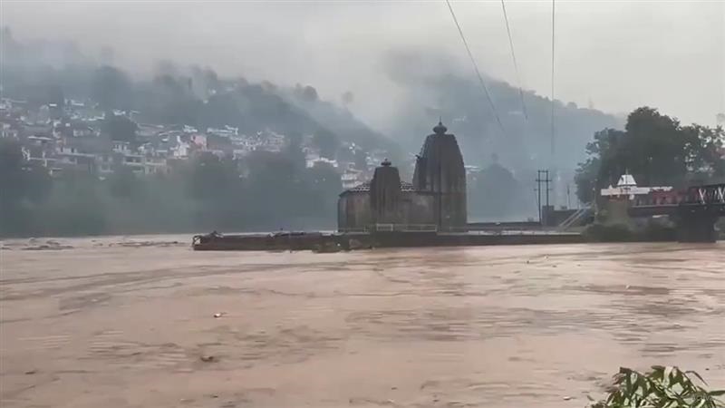 Himachal Pradesh Cloudburst: পরপর মেঘভাঙা বৃষ্টিতে ভাঙছে হিমাচল, পাহাড়ের গা বেয়ে নেমে বন্যার স্রোত ভাসিয়ে নিয়ে যাচ্ছে বহু প্রাণ, ভয়াবহ বিপর্যয় গ্রাস করছে পাহাড়ি রাজ্যকে, দেখুন ভিডিয়ো