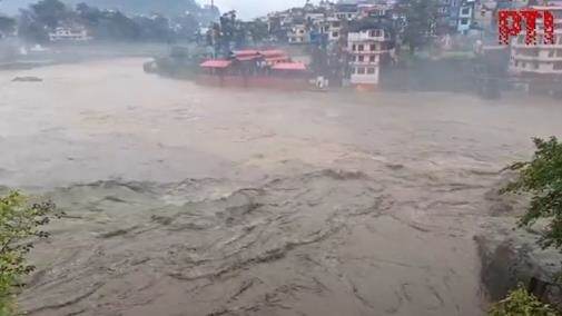 Heavy Rains Trigger Flash Flood: গিলে খেতে আসছে বিপাশা, রাক্ষুসে নদীর জল ভাসিয়ে নিয়ে গেল ১২ জনকে, ভয়াবহ পরিস্থিতির ভিডিয়ো দেখুন