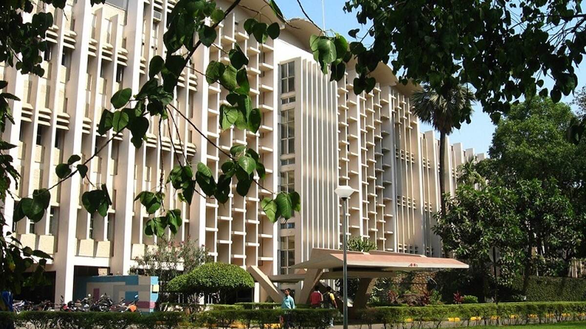 Fake Student Roaming IIT Bombay: ১৪ দিনে ২১টি ইমেল আইডি তৈরি, আইআইটি বম্বেতে যুবকের রহস্যজনক বসবাস