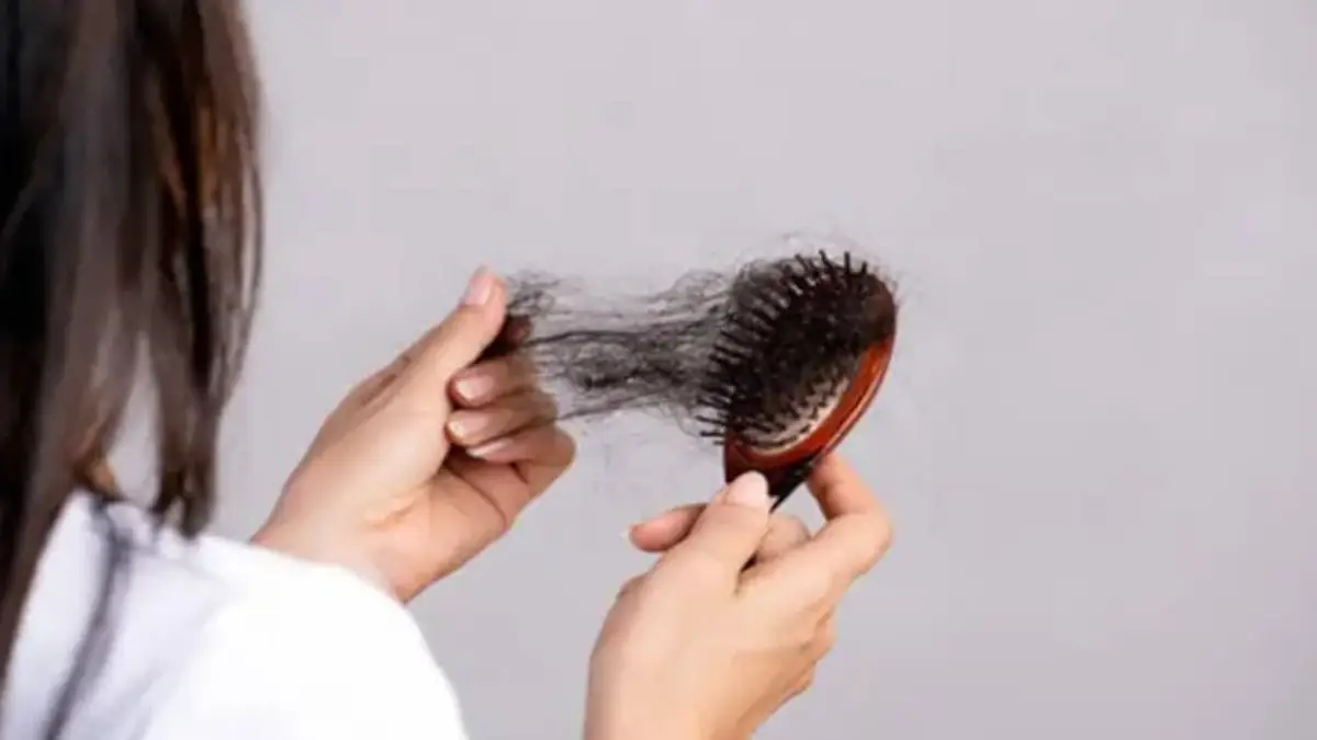 Prevent Hair Fall with Home Remedies:  অসময়ে চুল ঝরে যাচ্ছে? চিন্তা নেই। ঘরোয়া উপায়ে সমস্যার সমাধান করুন