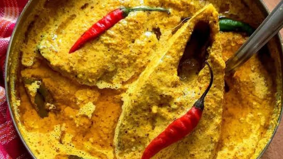 Steamed Hilsa (Ilish Bhapa) Recipe:  রেস্টুরেন্ট স্টাইলে ইলিশ ভাপা বানিয়ে ফেলুন ঘরেই। দেখুন রেসিপি