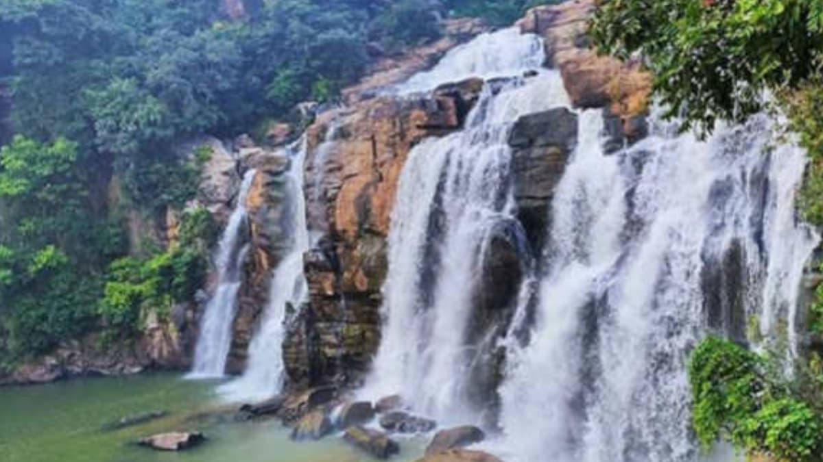 Tourist Attractions in Ranchi:  কাছে পিঠে ঘোরার জায়গা খুঁজছেন? ছুটি পেলেই চলে যান রাঁচি। রয়েছে বেশ কিছু দর্শনীয় স্থান। দেখে নিন বিস্তারিত