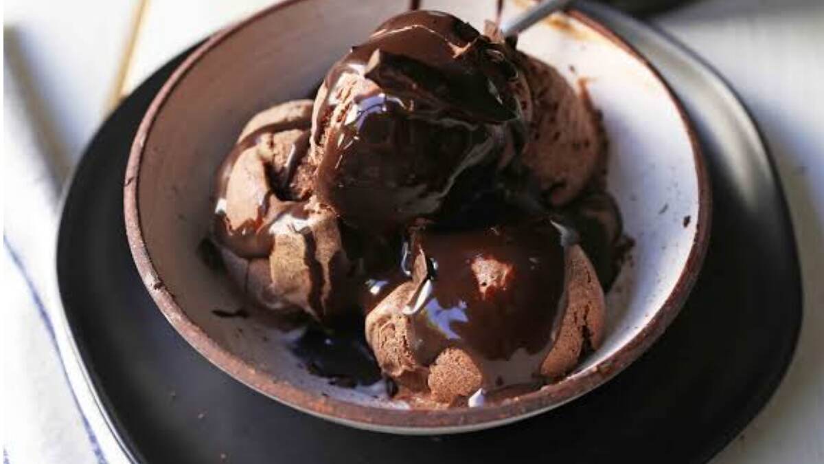 Make Chocolate Ice Cream at Home: চকলেট আইসক্রিম। দোকানে কিনতে হবে না।  ঘরেই তৈরি করে ফেলুন