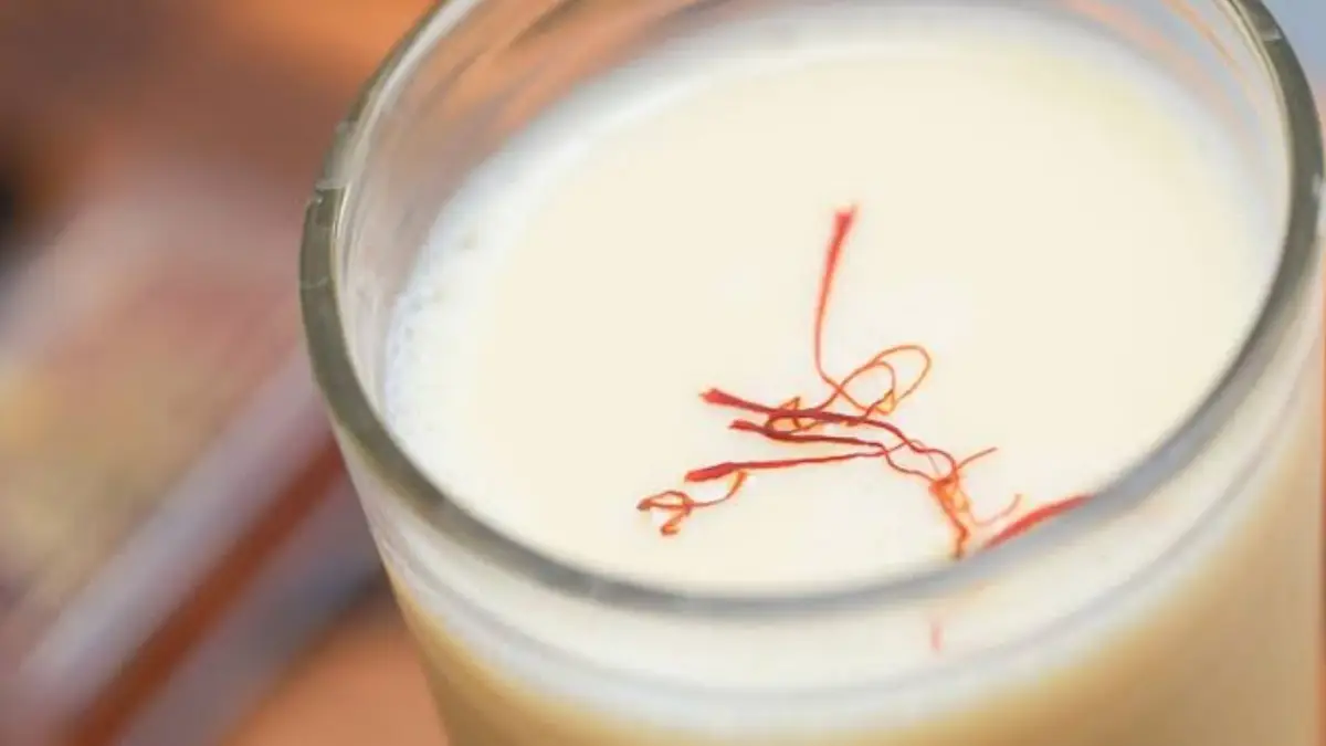 Benefits of Milk with Saffron:  দুধ ও কেশর একসাথে খেলে কী উপকার পাবেন? জেনে নিন বিস্তারিত
