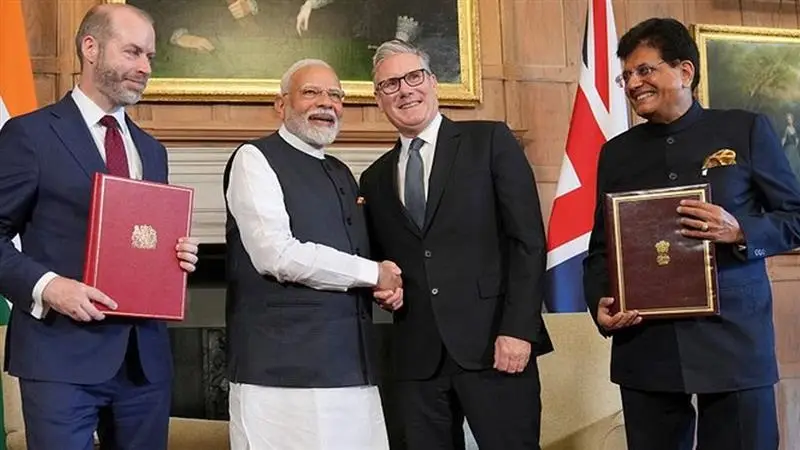 India-UK Trade Agreement: ভারত-ব্রিটেন বাণিজ্য চুক্তি সেরে ফেললেন মোদী, গাড়ি, চকোলেট থেকে হুইস্কি, দেশের মানুষকে স্বস্তি দিতে কোন কোন জিনিস সস্তা হচ্ছে দেখুন