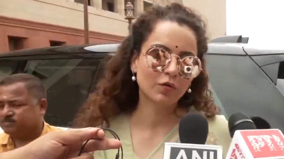 Kangana Ranaut Effigy: কংগ্রেসের বিক্ষোভে আগুন দেওয়ার আগেই কঙ্গনা রানাওয়াতের কুশপুতুল কেড়ে পালাল পুলিশ! ভাইরাল ভিডিও