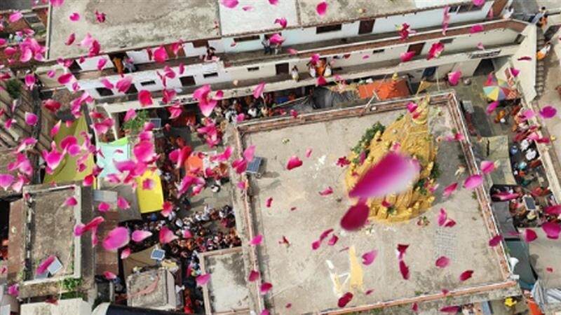 Sawan Shivratri 2025: শ্রাবণ শিবরাত্রি উপলক্ষ্যে ফুলের বর্ষা কাশী বিশ্বনাথ মন্দিরে, দেখুন ভিডিয়ো