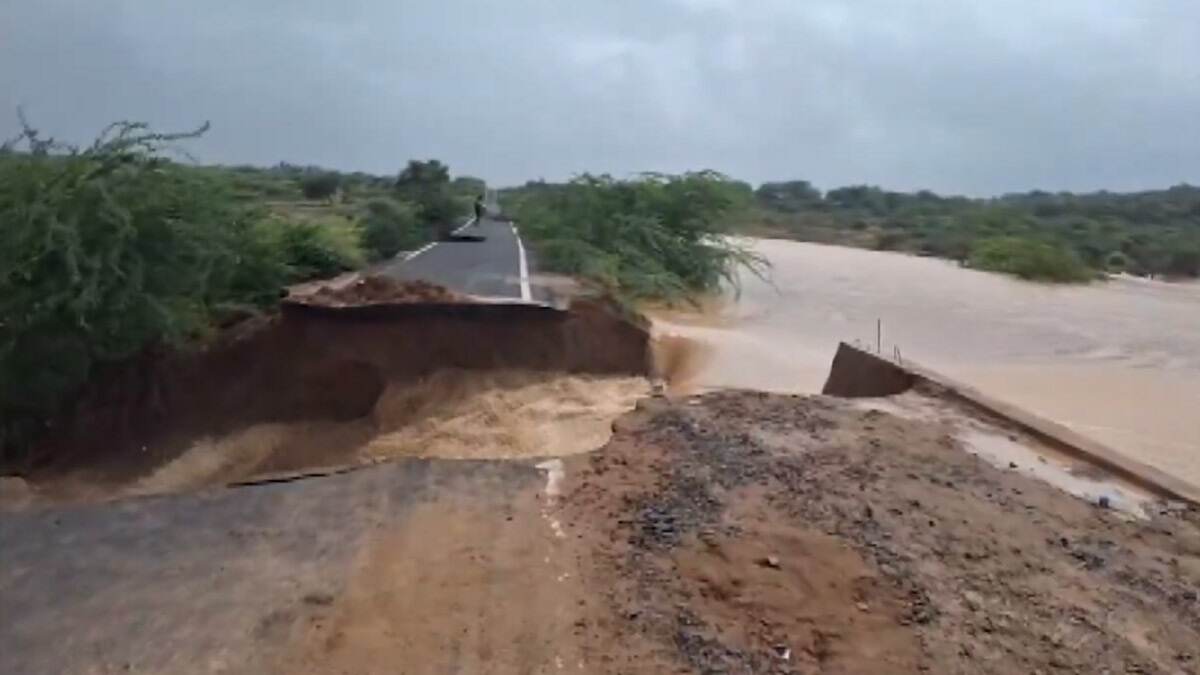 Heavy Rain Video: প্রবল বৃষ্টি ভেঙে ধুয়ে গেল রাস্তা, জল বইছে বন্যার স্রোতের মত করে, দেখুন ভিডিয়ো