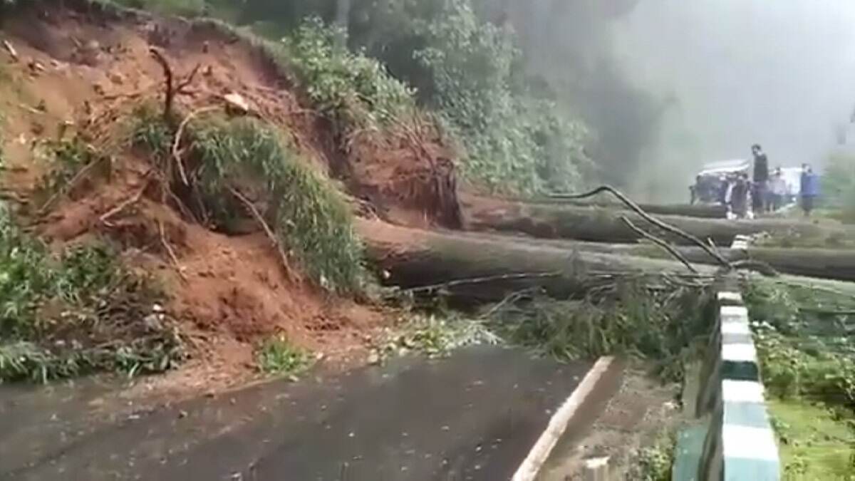 Devprayag Landslide Video: দেবপ্রয়াগে নামল ধস, পাথরের আঘাতে ভেঙে পড়ল সব বাড়ি, ঘর, দেখুন ভয়াবহ ভিডিয়ো