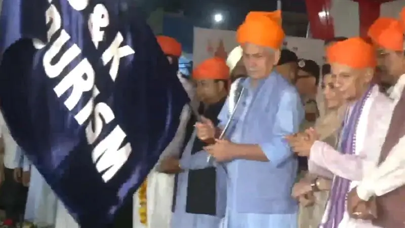 Amarnath Yatra 2025: ছন্দে ফিরছে উপত্যকা, জম্মু থেকে শুরু হল অমরনাথ যাত্রা, পতাকা দেখালেন গভর্নর