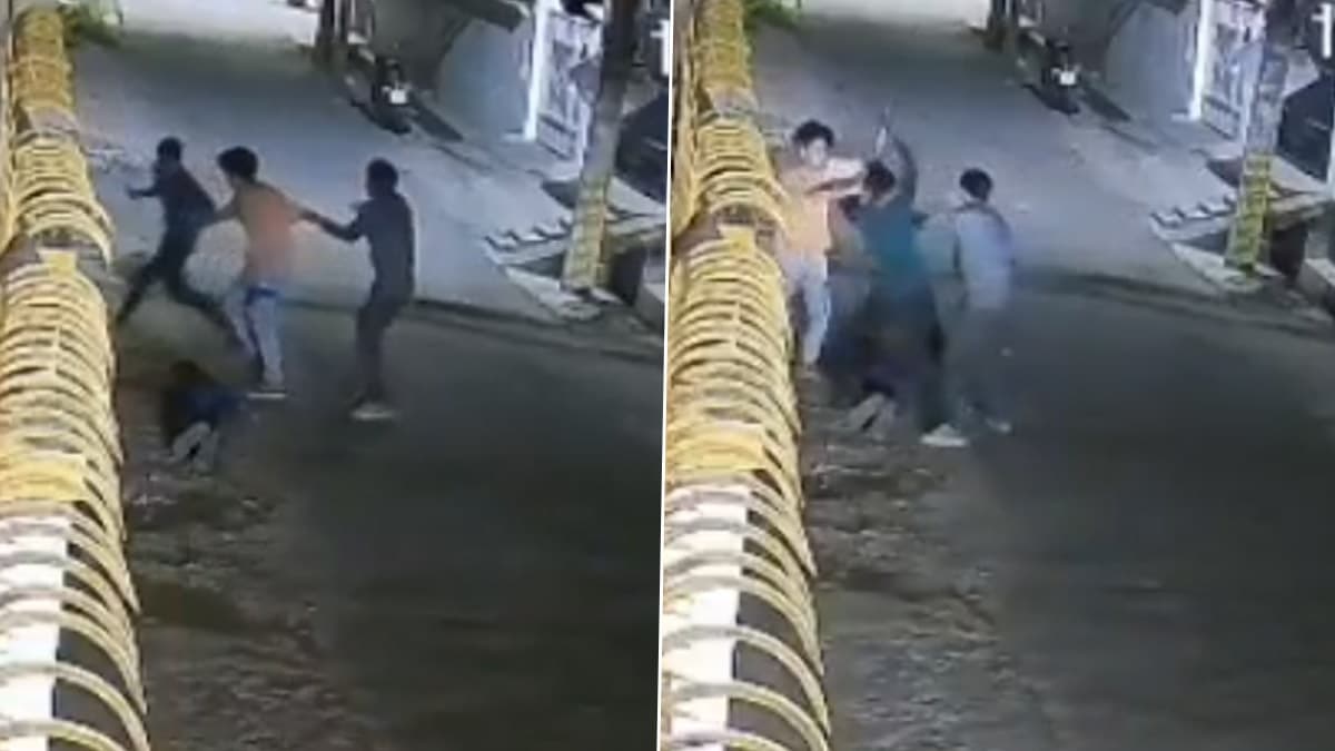 Horrific Video: 'মাকে কেন অপমান করলে?' রাস্তার উপর তাড়িয়ে নিয়ে যুবককে রোডার রড দিয়ে পিটিয়ে মেরে ফেলল ছেলে, শিউরে ওঠা ভিডিয়ো