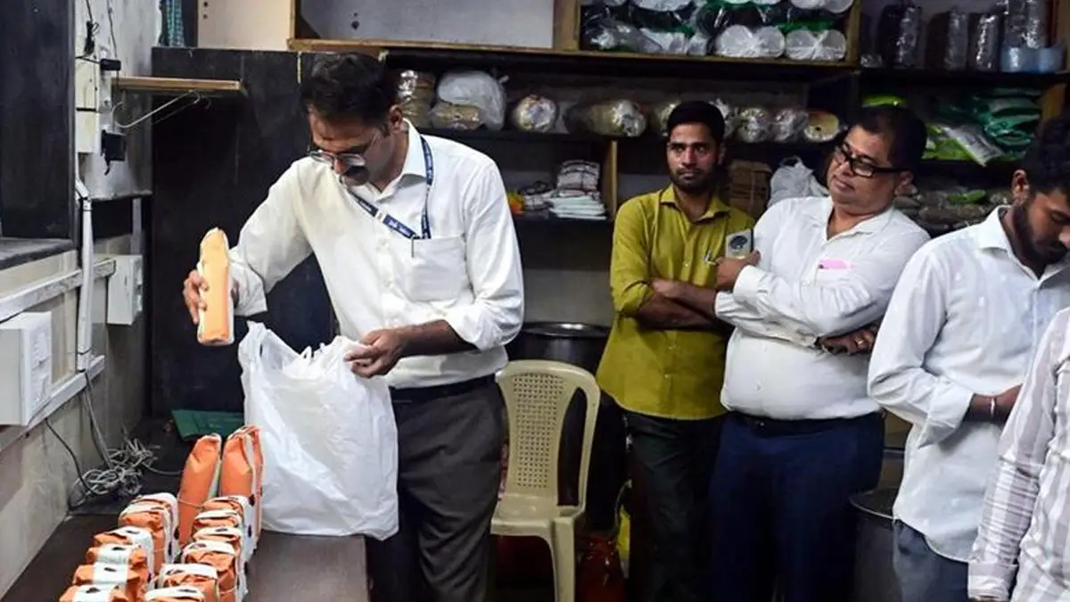 Maharashtra MLA Hostel Canteen:'পচা ডাল' পরিবেশন করার কর্মীকে মারধর বিধায়কের, বিতর্কের মাঝে তালা ঝুলল মহারাষ্ট্রের এমএলএ হস্টেল ক্যান্টিনে