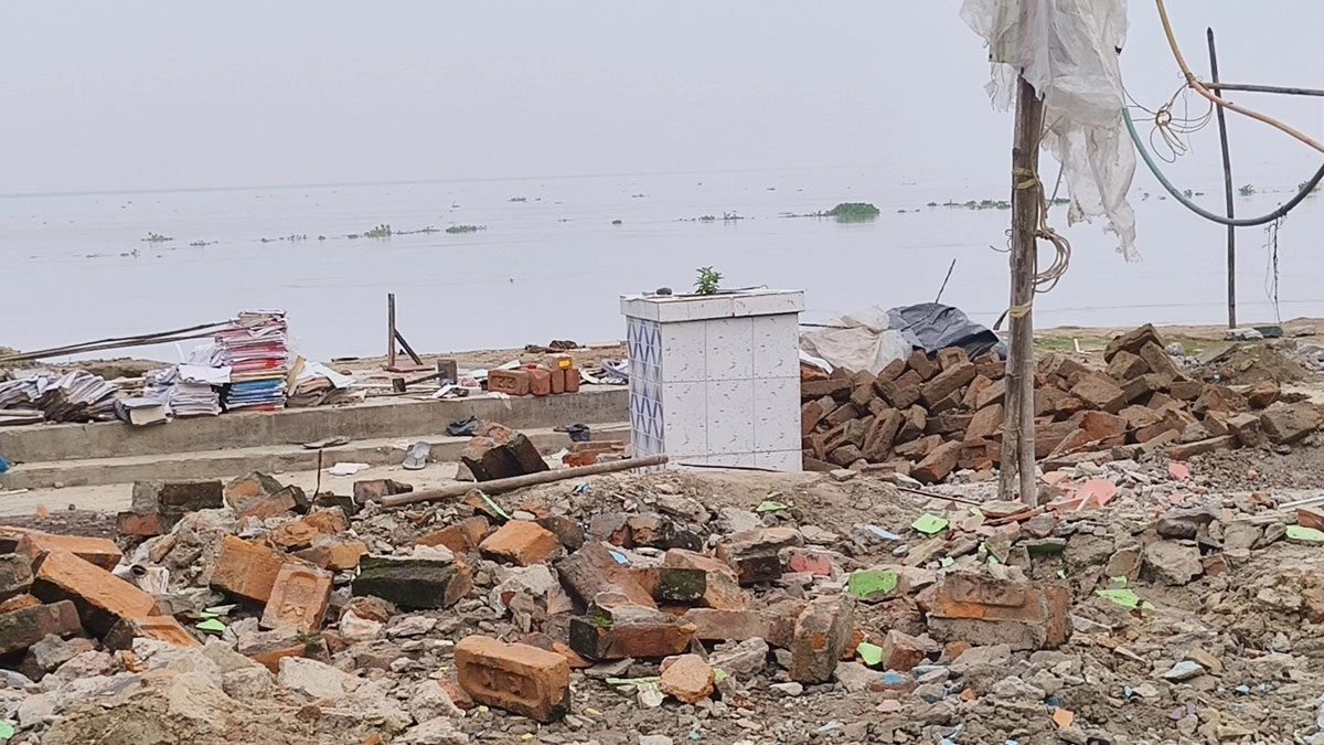 Ganga Bhangon Video: গঙ্গার রাক্ষুসে ভাঙন, বাড়ি, ঘর সব তলিয়ে যাচ্ছে, অসহায় মানুষ দেখুন