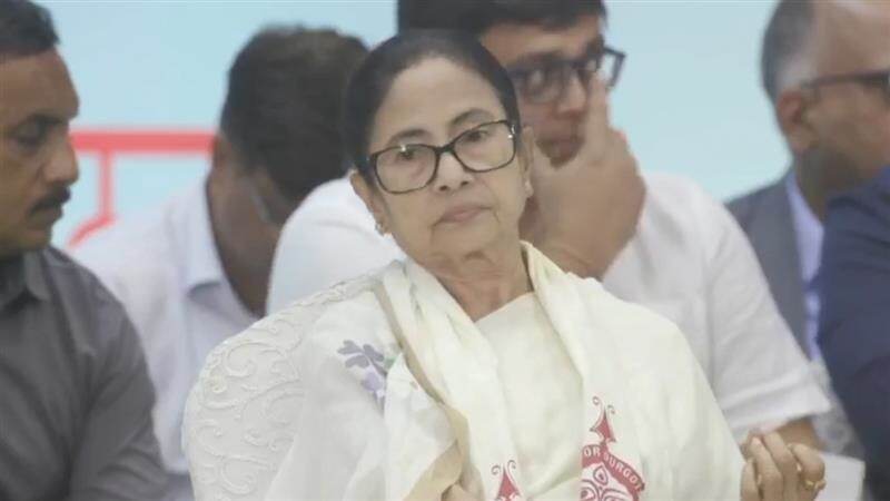 Mamata Banerjee: দুর্গা পুজোর বৈঠকেও পরিযায়ী শ্রমিকদের কথা ভুললেন না মুখ্যমন্ত্রী, 'সাহায্য করুন ওঁদের', বললেন পুজো কমিটিগুলিকে