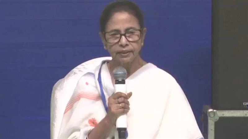 Delhi Police: দিল্লিতে বাংলা বলা মহিলাকে পুলিশের নিগ্রহ নিয়ে মমতার অভিযোগ ভিত্তিহীন বলে ওড়ালেন রাজধানী শহরের ডিএসপি